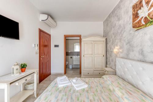 a living room with a bed and a tv at bed and breakfast Tallyho in Salve