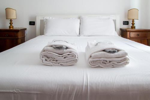 a bed with towels on top of it at Welc-ōM Montegrotto Terrace View in Montegrotto Terme
