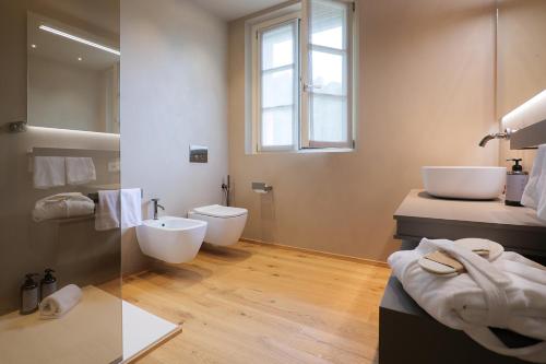 a bathroom with two sinks and two toilets at Villa Amelia in Orta San Giulio