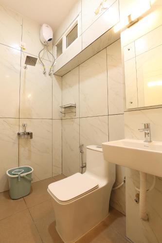 Bilik mandi di Olivette Suites