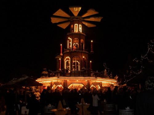 a crowd of people standing in front of a building at night at Kurvilla Fürstin Pauline in Bad Salzuflen