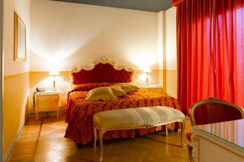 Postel nebo postele na pokoji v ubytování Grand Hotel Forlì