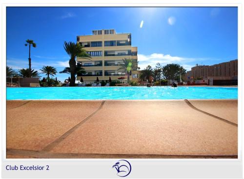 una grande piscina di fronte a un edificio di Club Excelsior II a Playa del Ingles