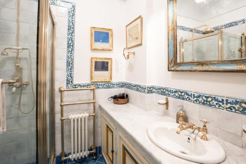 un baño con lavabo y ducha en Principe di Castelnuovo Historical Suites, en Palermo