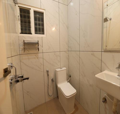 Bilik mandi di Olivette Suites