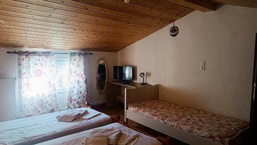 a bedroom with two beds and a window at Lyra's house in Skiathos Town