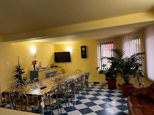 a conference room with a long table and chairs at Vila Ovi Salin in Turda