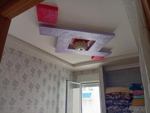 a bathroom with a ceiling with a light and a mirror at Alliance darna in Fnidek