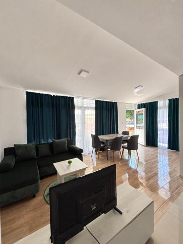 un soggiorno con un divano e un tavolo di Apartments Street a Struga