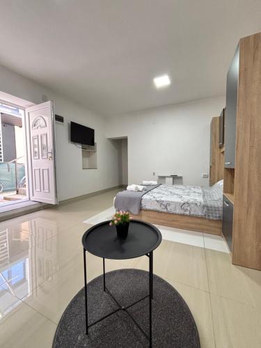 una camera da letto con un letto e un tavolo in una stanza di Apartments Street a Struga