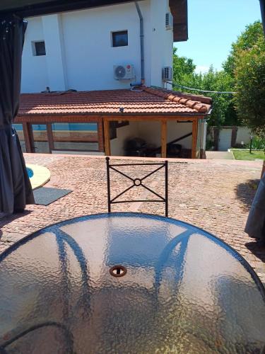 a pool of water on a patio with a table at Villa Villekulla in Chukovezer