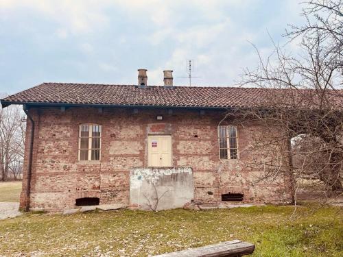 an old brick house with a white door at La Locanda della Mandria in Venaria Reale