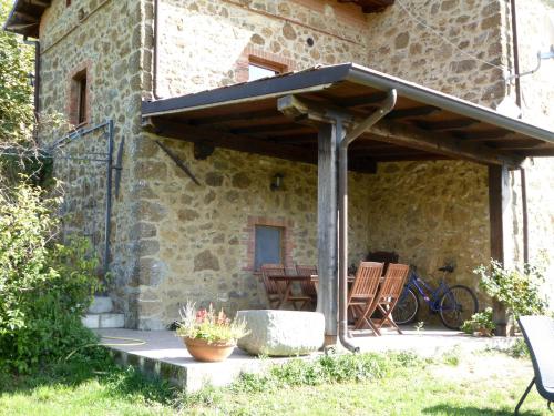 Zahrada ubytování Holiday home in Canossa with Swimming Pool, Garden, Barbecue