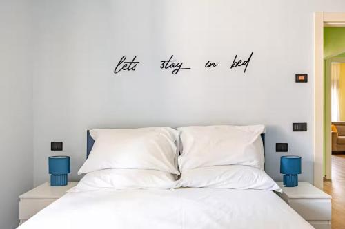 a bedroom with a bed with the words help me in bed at Appartamento del Paradosso in Spilamberto
