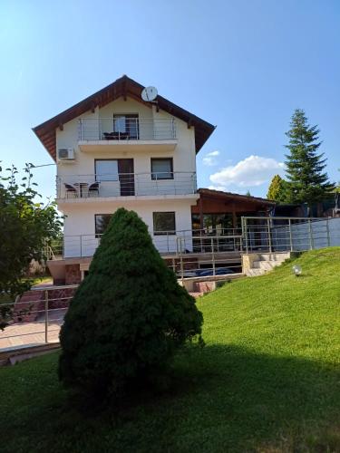 a building with a bush in front of it at Villa Villekulla in Chukovezer