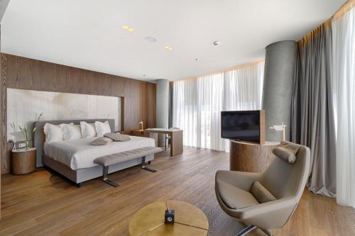 Postel nebo postele na pokoji v ubytování Maritim Hotel Plaza Tirana