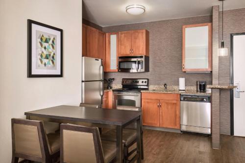 Η κουζίνα ή μικρή κουζίνα στο Residence Inn Prescott