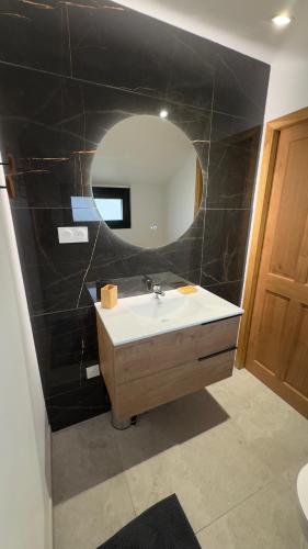 a bathroom with a sink and a mirror at La ferme Le Clos de la Becque in Muncq-Nieurlet
