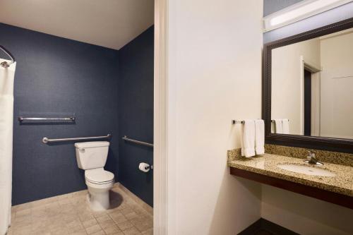 Ένα μπάνιο στο Residence Inn Prescott