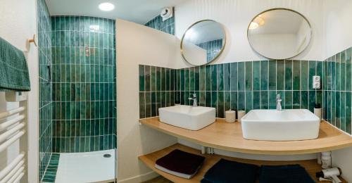 a bathroom with two sinks and mirrors on the wall at Gite "Douce Campagne" - Terrasse - 3 Chambres - Lits King & Queen size, lits superposés in Saint-Josse