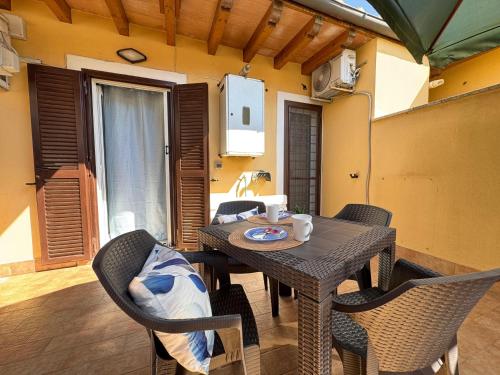 a dining room with a table and chairs at Chalet sul Mare in Ladispoli