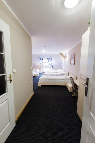 Ένα ή περισσότερα κρεβάτια σε δωμάτιο στο Hotel Kęszyca Leśna