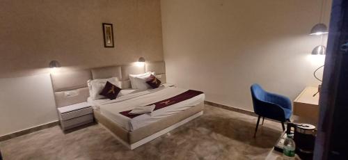 Postel nebo postele na pokoji v ubytování Hotel Prithvi By Admire Stays
