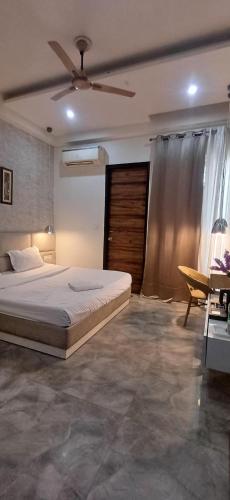 Postel nebo postele na pokoji v ubytování Hotel Prithvi By Admire Stays