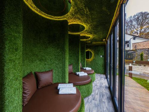 a room with a green wall with a couch at Platan Udvarhaz in Tata
