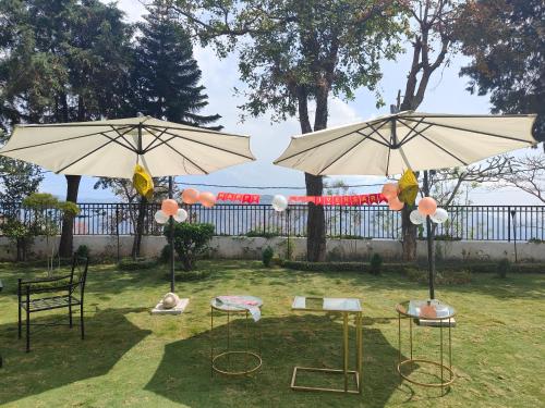 Taman di luar Kinwani House, Narendranagar, Rishikesh - Araiya Anthology