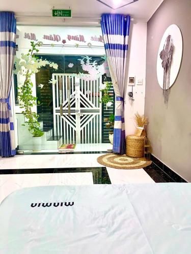 a room with a view of a door with a window at Hoàng Nga 2 Homestay in Phan Thiet