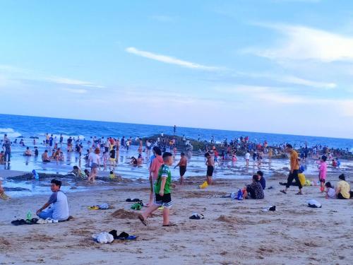 a large group of people on a beach at Hoàng Nga 2 Homestay in Phan Thiet