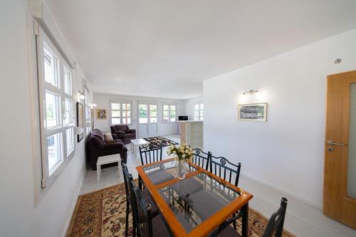 a dining room and living room with a table and chairs at Holiday Home Soul 