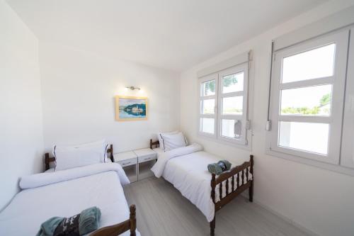 two beds in a room with two windows at Holiday Home Soul 