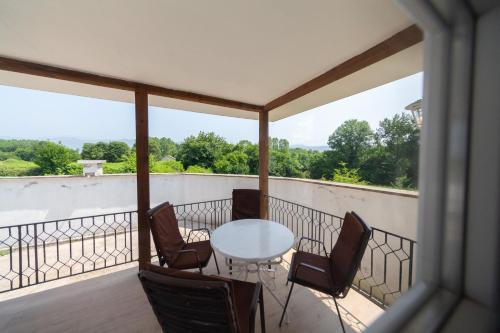 a patio with a table and chairs on a balcony at Holiday Home Soul 