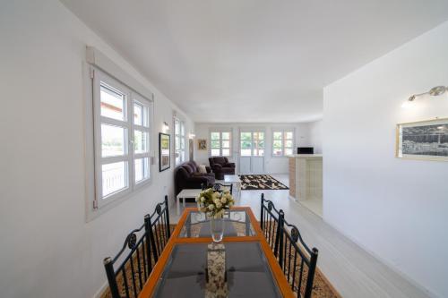 a living room with a table and chairs at Holiday Home Soul 