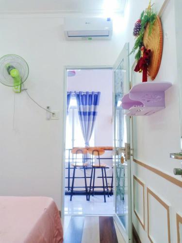 a room with a bed and a table and chairs at Hoàng Nga 2 Homestay in Phan Thiet