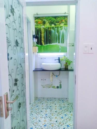 a bathroom with a sink and a window at Hoàng Nga 2 Homestay in Phan Thiet