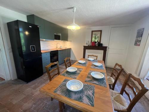 une cuisine avec une table en bois et des plaques de cuisson. dans l'établissement The Chanteloup Pagoda, à Amboise