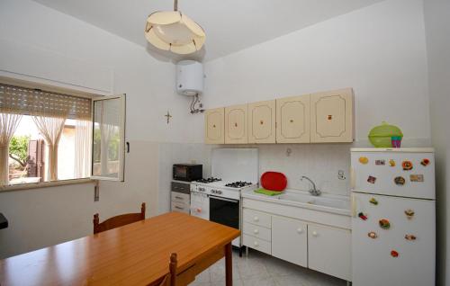 Η κουζίνα ή μικρή κουζίνα στο 2 Bedroom Lovely Home In Comiso