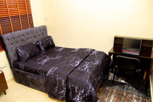 Postel nebo postele na pokoji v ubytování Luxury 4 BR Apt w Parking, Hot tub, Magodo Estate