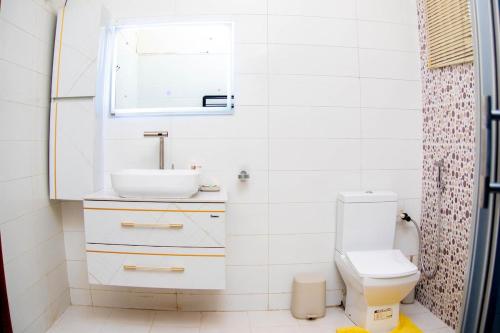 Un baño de Luxury 4 BR Apt w Parking, Hot tub, Magodo Estate