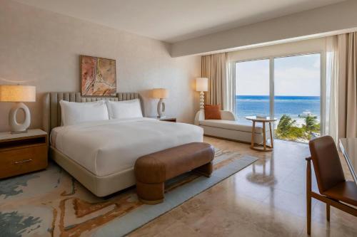 Katil atau katil-katil dalam bilik di Salterra, a Luxury Collection Resort & Spa, South Caicos