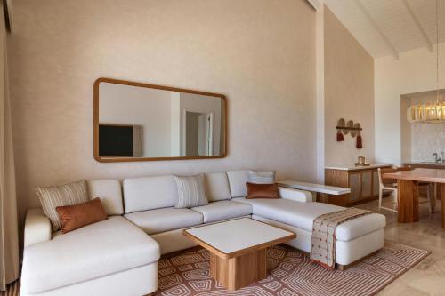Ruang duduk di Salterra, a Luxury Collection Resort & Spa, South Caicos
