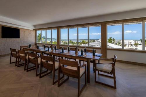 Televisyen dan/atau pusat hiburan di Salterra, a Luxury Collection Resort & Spa, South Caicos