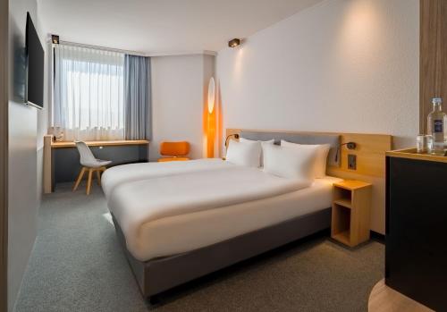 Postel nebo postele na pokoji v ubytování Spark by Hilton Wuppertal City Centre