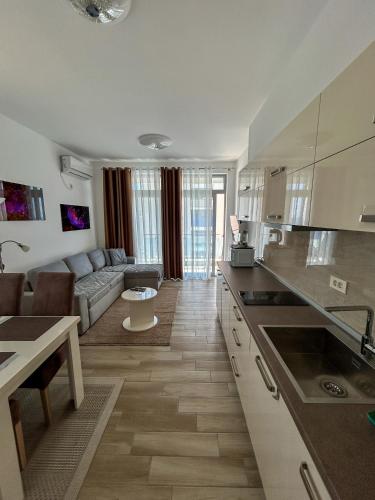a large kitchen and living room with a couch at Flabelline in Bar