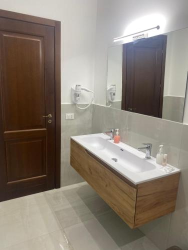 Bilik mandi di Palermo Flowers Suites