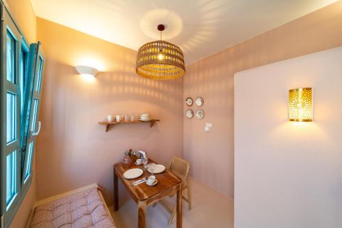 a dining room with a table and a lamp at Via Vasileia in Kattavía