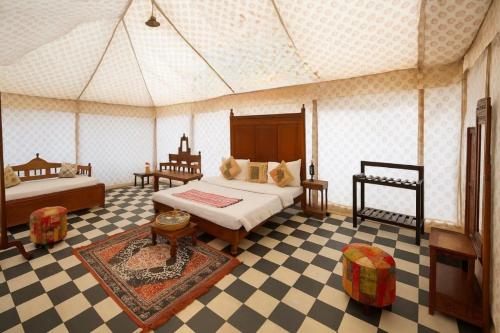 Cama o camas de una habitación en Jaisalmer Sunrise Desert Resort With Pool